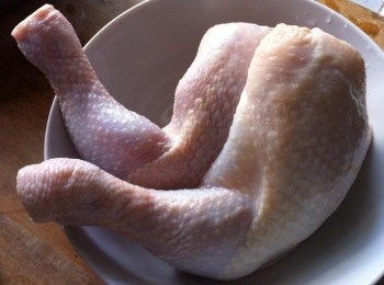 step2: 把雞腿洗淨，去除多餘的油脂，煮滾熱水川燙雞腿待用。