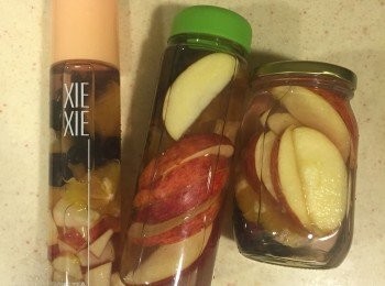 step2: 最後在玻璃瓶中加入適量的開水
放入冰箱冰至少八小時就可以飲用囉！
