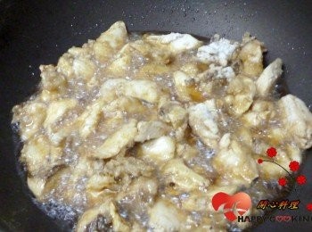 step2: 放中高溫油鍋中用大火炸至表面金黃取出,等油燒至高溫時再次下鍋炸至表面酥脆起鍋