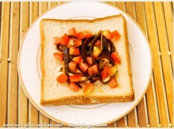 step3: 番茄洗淨後，隨意分切成丁狀後，直接灑放在土司片上。