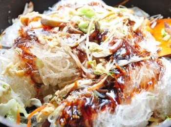 step3: 接著放入冬粉並加入調味