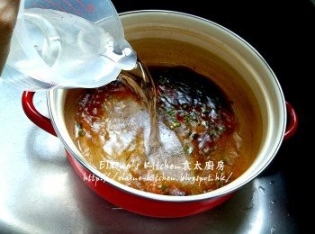 step8: 煲內放入蔥白粒及生抽爆香 , 加入浸冬菇水及100ml水拌勻