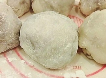 step7: 塑型成圓球狀 草莓大福完成