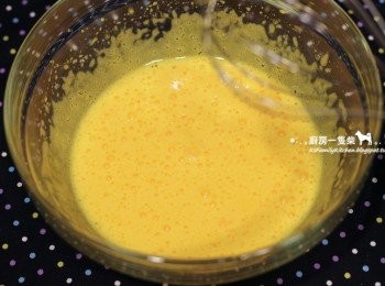 step2: 蛋黃＋20g細砂糖+鹽1/4小匙，利用打蛋器一邊混合、一邊將空氣打入至開始變得濃稠，呈現淡黃色，放置一旁備用。