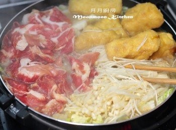 step12: 下黑豚肉，煮至再滾起豚肉熟透。