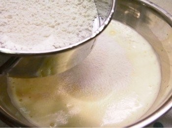 step5: 低筋麵粉先篩兩次，再分兩次拌入蛋糊中。
