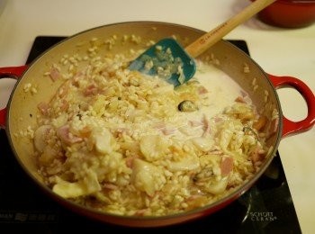 step4: 加入最後一次湯後, 加入海鮮,白酒攪拌直至收乾, 跟住加忌廉及調味料繼續攪拌直至收乾