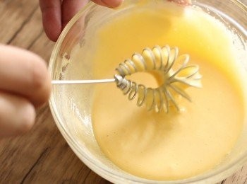 step3: 把砂糖加入蛋黃中，把蛋黃打發至淡黃色。