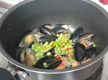 step5: 紅椒粒， 露荀粒（可免） 便完成。