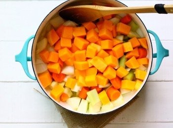 step1: 在湯鍋裡中火加熱奶油與橄欖油，加入洋蔥、紅蘿蔔、西洋芹、蘋果及奶油南瓜一同翻炒