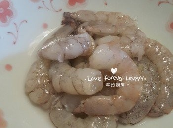 step1: 蝦仁去蝦殼及蝦腸, 用廚房紙印乾水份及用蝦醃料腌約20分鐘