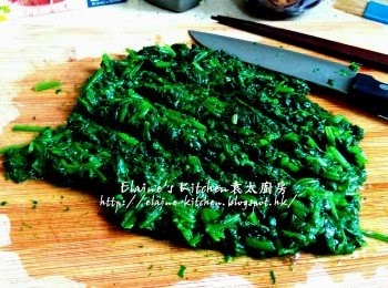 step5: 放入鑊中加入水少許鹽拌勻 , 蓋上蓋用慢火煮5分鐘至軟身 , 盛起放涼20分鐘切碎