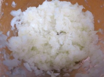 step2: 洋蔥去皮切粒