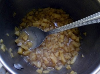 step3: <span class="group_2">蜜蘋果</span>作法:蘋果切小丁狀，起鍋下砂糖、蘋果丁、肉桂粉，水為蘋果料的一半。煮至蘋果軟化止。