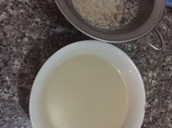 step4: 核桃碎放入鍋中加入適量清水和糖煮熟，要不時的攪拌，煮好的核桃露過篩過濾掉殘渣。