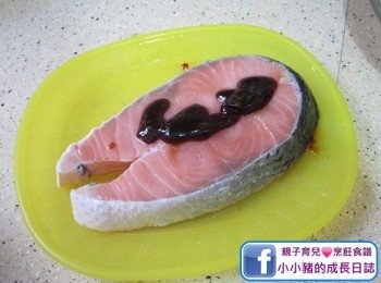 step4: 將餘下嘅照燒汁塗上三文魚醃約十五分鐘~