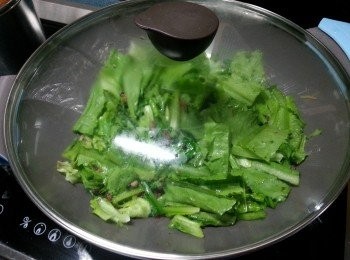 step6: 蓋上蓋煮約2-3分鐘待菜煮到軟身,