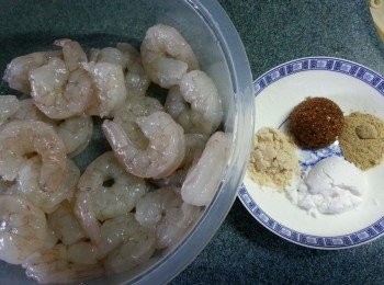 step3: 用醃蝦料醃約15分鍾