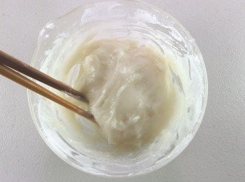 step4: 不可連續加熱,每一分鐘取出攪拌...當糯米粉變稍微透明即代表煮熟成變"麻糬"。如不使用微波爐,可改為隔水加熱方式,用一個平底鍋放入水,調裡碗以隔水加熱後,過程中不斷用筷子攪拌糯米粉變透明狀...