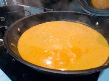 step8: 跟手落埋個蝦湯底攪混慢火煲半個鐘。最後比少少糖吊下味。就咁成個Laksa湯底攪掂！