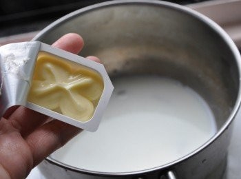 step6: 另外準備沾醬，將與玉米粉水(粉&水比列 1:5)放入鍋中滾煮攪拌，再放入無鹽奶油小火滾煮