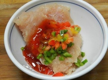 step2: 加入切碎的椒類，與一大匙的李錦記泰式甜辣醬後拌勻