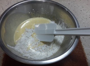 step5: 加入低筋面粉，泡打粉，可可粉至旦黃液中，用膠刮，以切拌法拌勻。