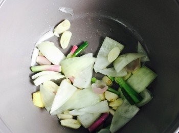 step2: 下油炒香洋蔥、蒜頭、薑、紅蔥頭及蔥頭。