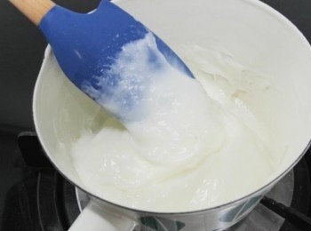 step5: 慢慢的<span class="group_1">奶糊</span>會開始變成濃稠狀態~繼續攪拌然後熄火!! <span class="group_1">奶糊</span>有點像是白漿糊的樣子~~