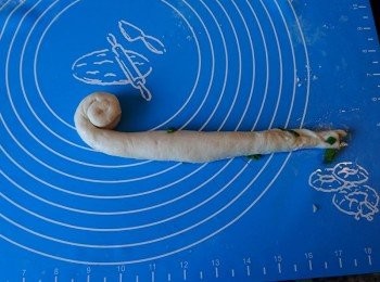 step8: 按住頭一邊，將尾那邊一路圍圈順時針捲至呈波板糖一樣