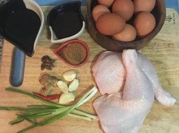 step1: 蒜頭拍扁去皮；薑拍扁；雞腿洗淨，從沒皮的那面，於較厚的部位用刀尖刺幾下；蔥洗淨切長段。