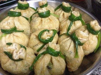 step6: 將所有荷包釀起用蔥札好便可隔水大火蒸5-8分鐘