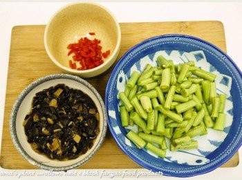 step2: 四季豆洗淨後，去頭、去尾也去絲、並分切成段；香菇昆布黑菇醬自玻璃罐夾出後，用菜刀稍為剁碎；辣椒洗淨後則分切成丁狀備用。