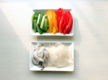 step2: 切好的透抽用<span class="group_4">醃料</span>先做抓醃,可去腥提鮮。彩色甜椒切成條狀,青蔥切段。