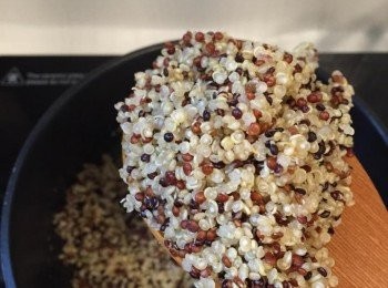 step1: 藜麥加水（比例約1:2）慢火（當飯煮）約八九成熟，趁熱加入植物奶油拌勻，待涼備用，