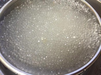 step1: （先處理西米）
 清水㷛滾後，放入西米煮至大滾，繼續煮大約2，3分鐘左右（要攪住），然後熄火加蓋焗大約20分鐘，見西米變透明（中間有少少白點）就可以倒入隔篩內沖水去除黏性，然後?乾水備用