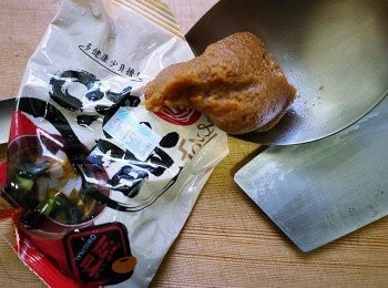 step3: 接著下赤味增，我是用2種味增來增加層次感