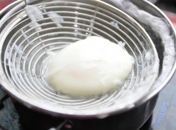 step2: 備滾水及撈網，將荷包蛋打在撈網上滾煮至6~7分熟撈起放涼，再放進冰箱冷藏約20分鐘 ps:因為是半熟蛋，所以特別致有機商店挑選較有品質的雞蛋，這樣吃的也比較安心!