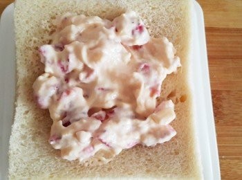 step2: 準備吐司將拌好的草莓乳酪抹在吐司上