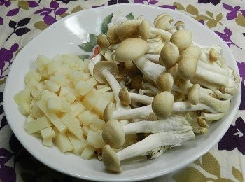 step3: 竹筍去皮切丁，鴻喜菇去蒂