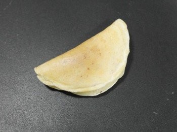 step7: 接著將鬆餅對折並且將邊邊壓一壓!!!鬆餅煎至兩面熟即可!!