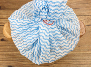 step7: 用乾淨毛巾包實木蓋，以免整豆腐花會有倒汗水。