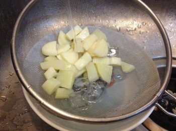 step2: 用冷開水過一下黏液（因為要做便當菜，所以保持清爽比較好）