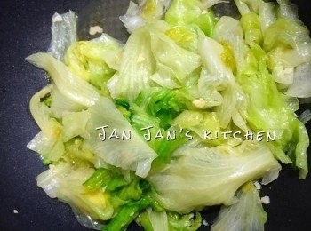 step2: 當菜接近完成，下麻油炒勻上碟，洒上炸蒜蓉或馬拉盞味道更好。
