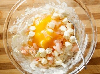 step3: 再來將麵糊與高麗菜、蛋、蝦仁和起司混合均勻。