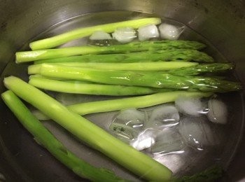 step3: 露荀熟透後瀝起, 加入置冰的水中泡一會約3-4分鐘, 讓露荀保持翠綠, 後瀝乾及用廚房紙印乾水份備用