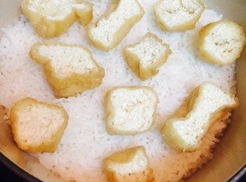 step3: 豆卜切半放飯面，鋪上白鱔片，再淋上蒜蓉豆豉醬。