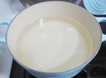 step1: 取一鍋倒入水煮滾~~