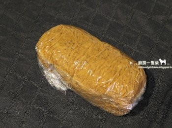 step3: <span class="group_1">黑糖菠蘿</span>拌好的麵團以保鮮膜包好，入冰箱冷藏備用。