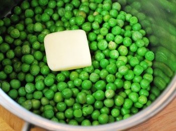 step15: 瀝乾水分後，加入奶油，以湯匙背面將豌豆壓成泥